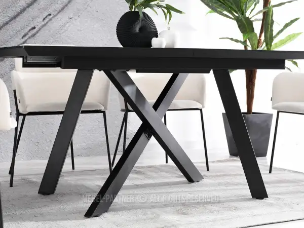 Stół z drewnianym blatem i metalową podstawą - klasa i styl